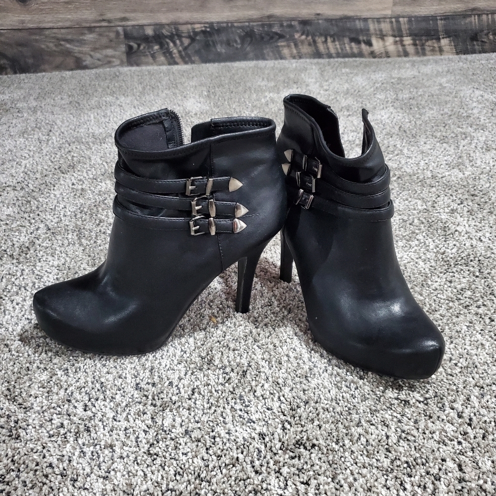 BCBG heeled booties 🔥🔥